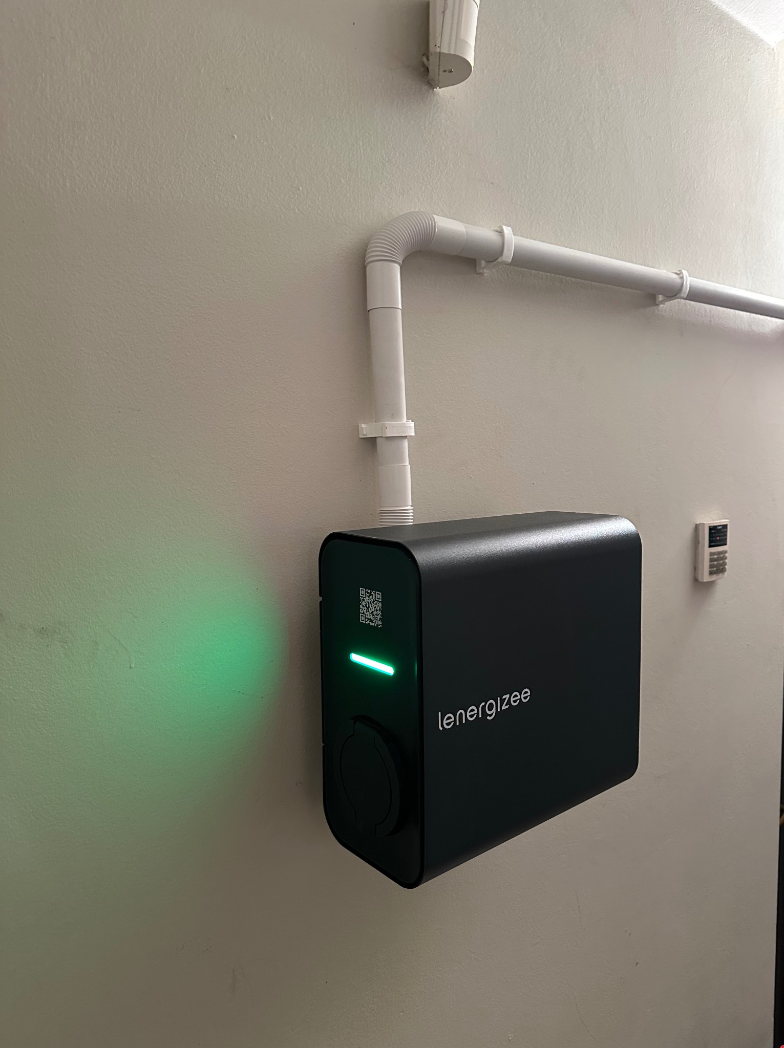 Montaż i podłączenie ładowarki do auta.