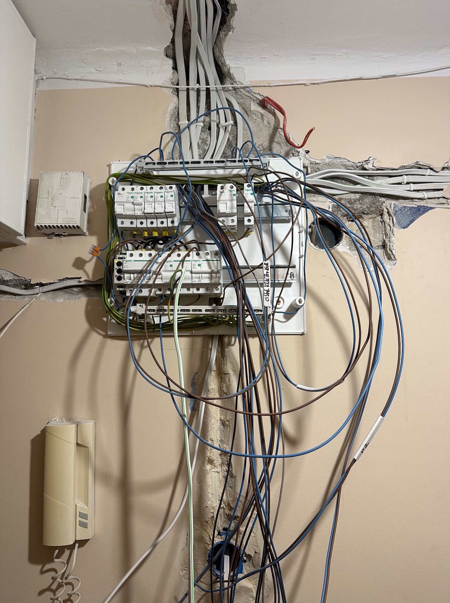 Proces montażu rozdzielnicy przy kompleksowej wymianie instalacji w mieszkaniu