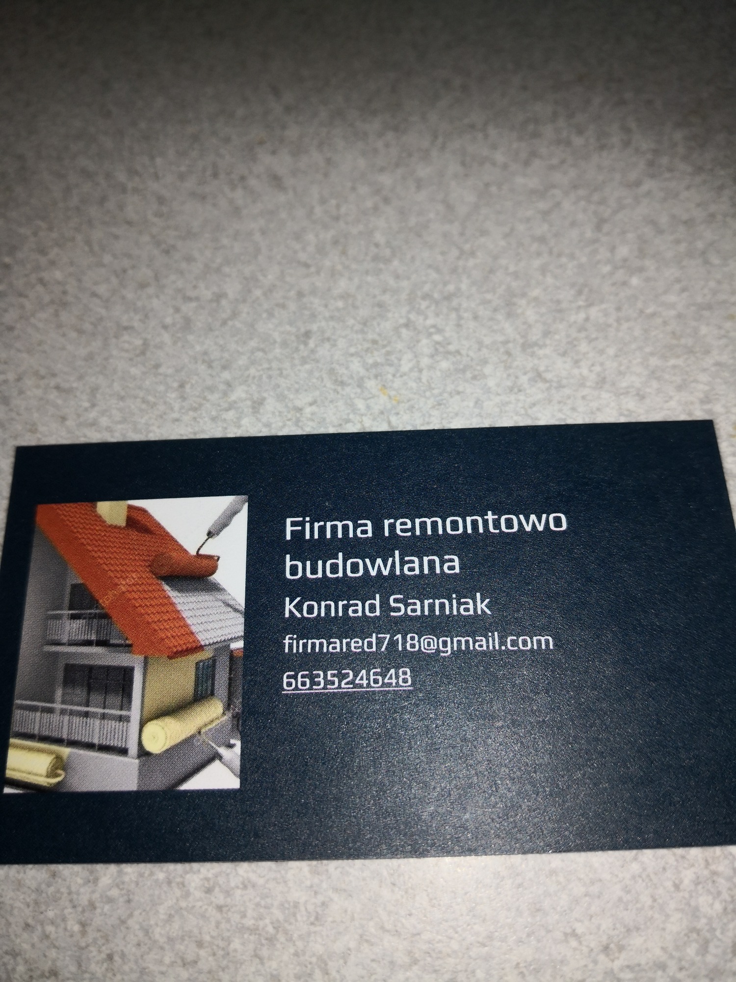 Wizytówka firmy remontowo-budowlanej Konrad Sarniak z adresem email firmared718@gmail.com i numerem telefonu 663524648, zawierająca ilustrację domu z ocieploną elewacją i krytym dachem.