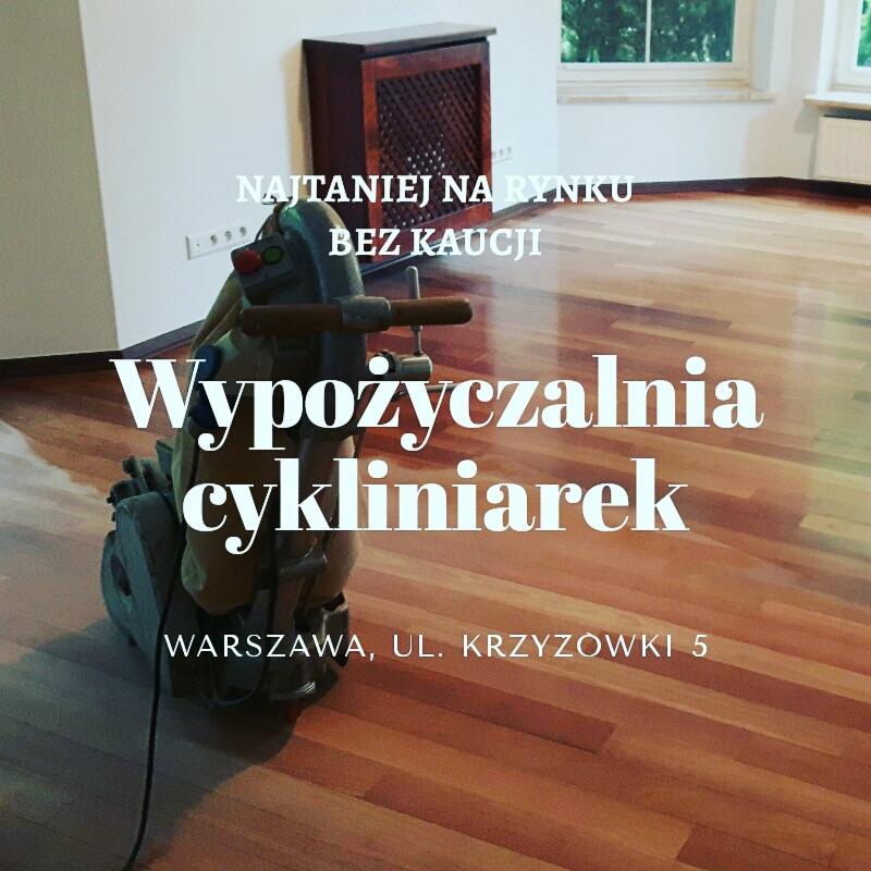 Maszyna do szlifowania parkietu na błyszczącej, świeżo odnowionej podłodze z klepek, z tekstem reklamowym o wypożyczalni w Warszawie.