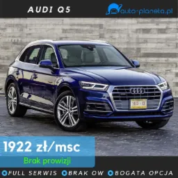 Niebieski samochód Audi Q5 na tle betonowej ściany, z widoczną ofertą cenową 1922 zł/miesiąc i informacją o braku prowizji.