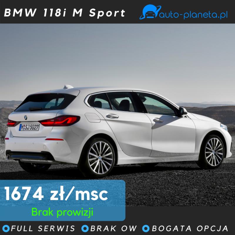 Biały BMW 118i M Sport, widok z tyłu i boku, na tle szarego nieba i szutrowej drogi, z informacją o miesięcznej racie 1674 zł i braku prowizji.