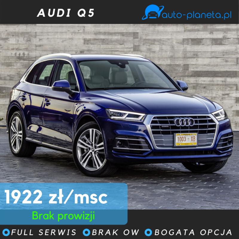 Niebieski samochód Audi Q5 na tle betonowej ściany, z widoczną ofertą cenową 1922 zł/miesiąc i informacją o braku prowizji.