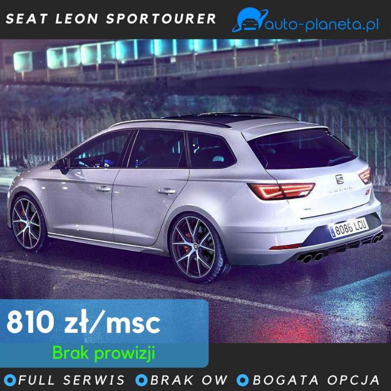 Srebrny Seat Leon Sportstourer kombi, widok z tyłu, z ciemnymi felgami z czerwonymi akcentami, na tle nocnej scenerii miejskiej z widocznymi światłami, prezentowany z ofertą cenową 810 zł/miesiąc...