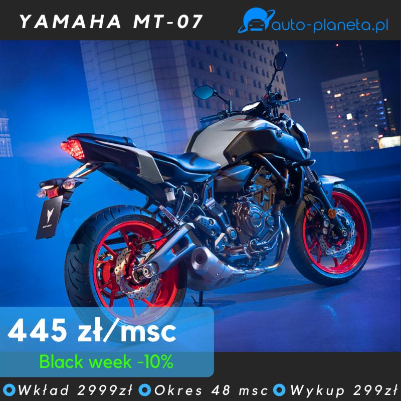 Yamaha MT-07 z czerwonymi felgami na tle miejskiego krajobrazu nocą, promocyjna oferta z ceną 445 zł/miesiąc i informacją o Black Week -10%.