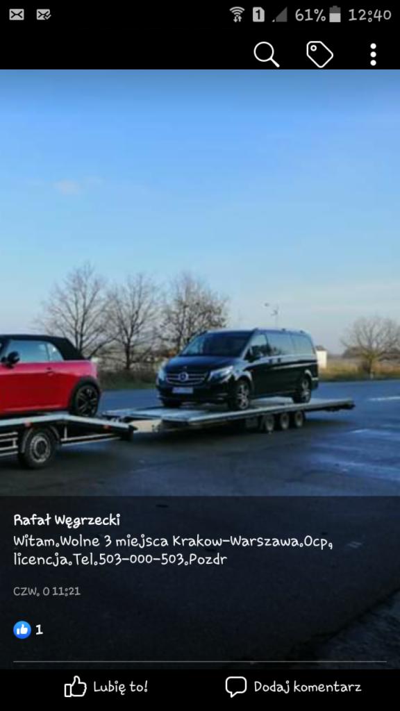 Dwa samochody osobowe, czerwony kabriolet i czarny van, przewożone na lawecie. Widoczny fragment ogłoszenia z ofertą przewozu na trasie Kraków-Warszawa.