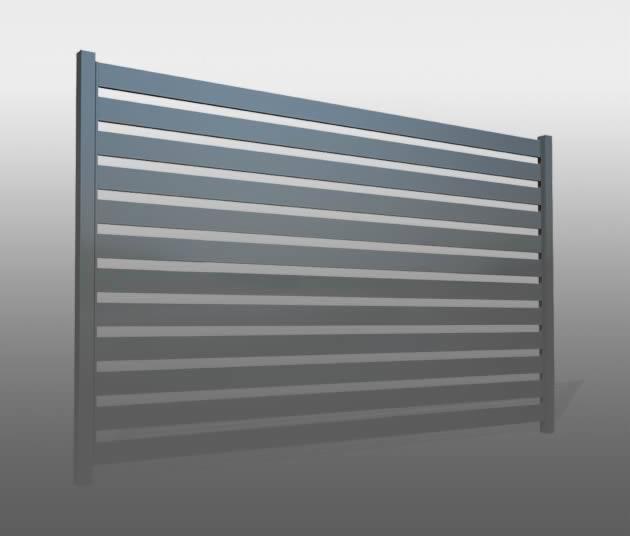 Szary, poziomy panel ogrodzeniowy z metalu, widok z boku na jednolitym, rozmytym tle.