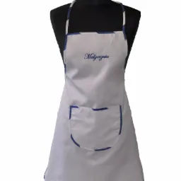 Biały fartuch kosmetyczny z niebieskimi wykończeniami i kieszenią, z wyhaftowanym imieniem 'Małgorzata', prezentowany na manekinie na białym tle.