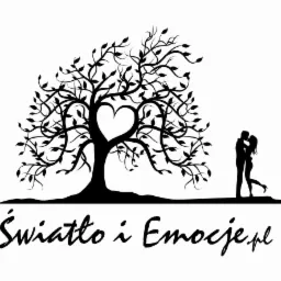 Stylizowany czarno-biały rysunek przedstawiający drzewo z sercem w koronie i sylwetki całującej się pary, poniżej napis 'Światło i Emocje.pl'.