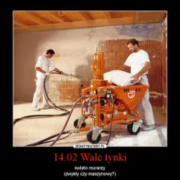 Dwóch pracowników w trakcie nakładania tynku maszynowego na ścianę z cegły, z użyciem pomarańczowej maszyny PFT G4.