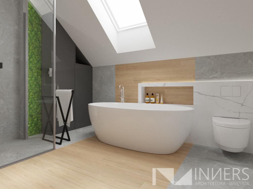 Wizualizacja nowoczesnej łazienki na poddaszu z oknem dachowym, białą wolnostojącą wanną, szarą kabiną prysznicową z zielonym panelem roślinnym oraz drewnopodobnymi płytkami na podłodze.