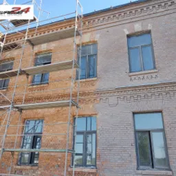 Czyszczenie elewacji zabytkowego budynku z cegły