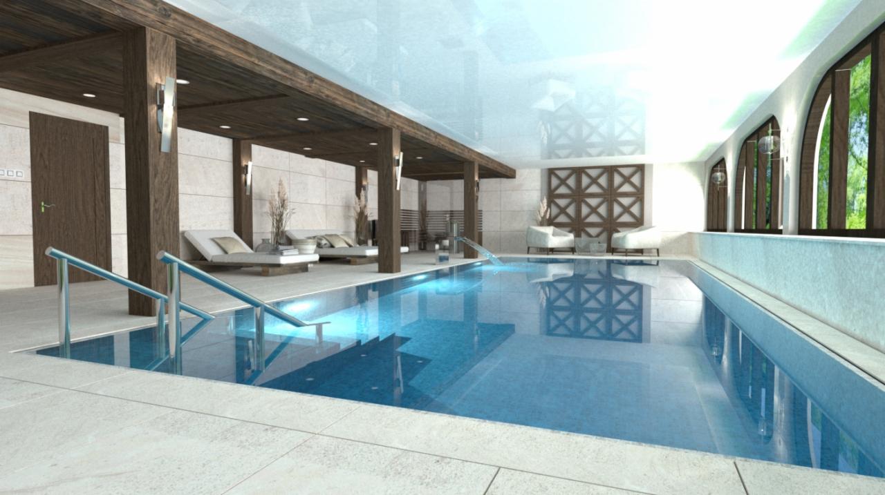 Wnętrze basenu z drewnianą konstrukcją stropu, leżakami w tle i oknami łukowymi z widokiem na zieleń.