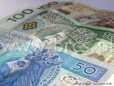 Stos polskich banknotów o nominałach 50, 100 i 200 złotych, ułożonych warstwami, z portretami królów i znakami Narodowego Banku Polskiego.