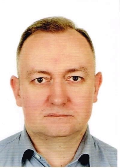 Portret mężczyzny w niebieskiej koszuli na białym tle, prawdopodobnie przedstawiciel firmy.