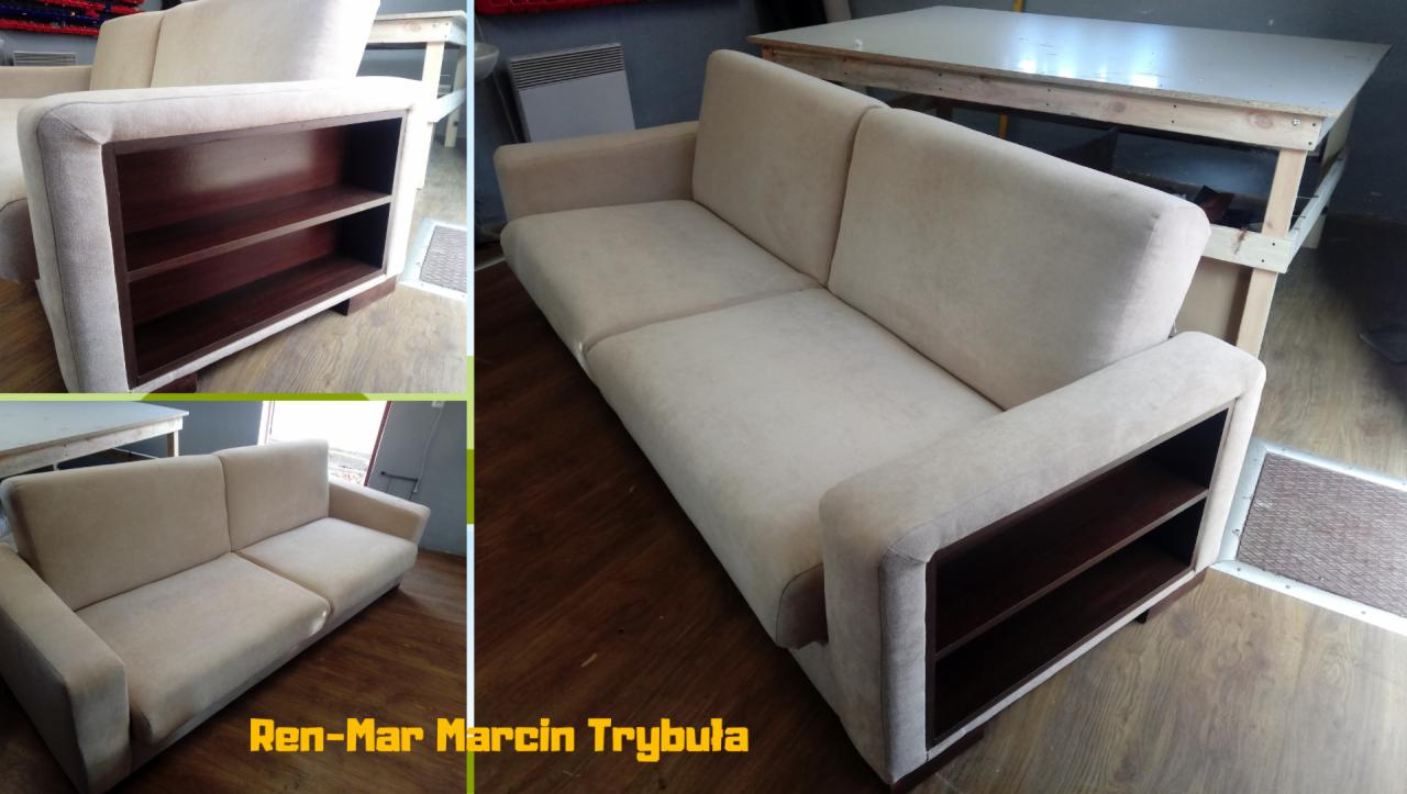 Beżowa sofa dwuosobowa z drewnianymi półkami po bokach, widoczna w trzech ujęciach na jednym zdjęciu, z tekstem 'Ren-Mar Marcin Trybula' na dole.