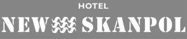 Logo Hotelu New Skanpol na szarym tle, nazwa hotelu zapisana białymi literami.