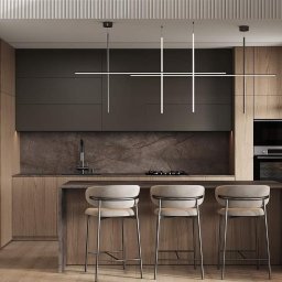 TULLAHOME Sp. z o.o. - Nowoczesna kuchnia z wyspą i trzema hokerami, oświetlona geometryczną lampą wiszącą, z fornirem drewnianym i marmurowym blatem.