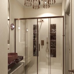 TULLAHOME Sp. z o.o. - Elegancka łazienka z kabiną prysznicową w odcieniach beżu i brązu. Umywalka z marmurowym blatem, designerski żyrandol i oświetlenie LED tworzą luksusowy klimat.