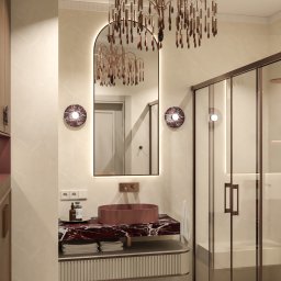 TULLAHOME Sp. z o.o. - Elegancka łazienka z umywalką w odcieniach różu, marmurowym blatem i designerskim żyrandolem. Kabina prysznicowa ze szklanymi drzwiami i subtelne oświetlenie.