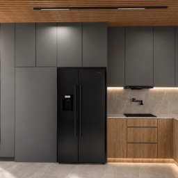 TULLAHOME Sp. z o.o. - Nowoczesna kuchnia z szarymi szafkami, czarną lodówką side-by-side i drewnianymi akcentami. Podświetlenie LED podkreśla marmurowy backsplash i drewniany sufit.