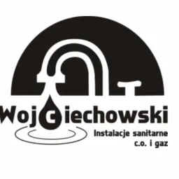 Czarno-białe logo firmy z motywem kranu i kropli wody, nazwa firmy 'Wojciechowski' oraz informacja 'Instalacje sanitarne c.o. i gaz'.