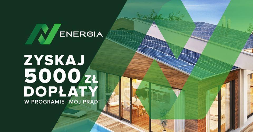 Wizualizacja domu z panelami słonecznymi na dachu i basenem, oferta dopłaty 5000 zł w programie 'Mój Prąd'.