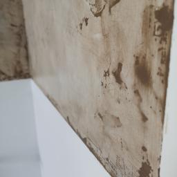 Venkonsv - Nierównomiernie nałożona, brązowa warstwa na ścianie i suficie w rogu pomieszczenia, widoczne zacieki i ślady po szpachli.