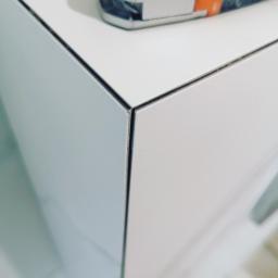 Venkonsv - Precyzyjne łączenie białych płyt meblowych, widoczny dociskacz kątowy z pomarańczowym elementem, idealne spasowanie krawędzi.