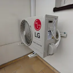 Montaż jednostki zewnętrznej LG. Realizacja: Kraków.