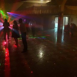 D.J.Victor - Parkiet w konfetti oświetlony laserami podczas imprezy. W tle sylwetki tańczących osób i elementy wystroju sali.