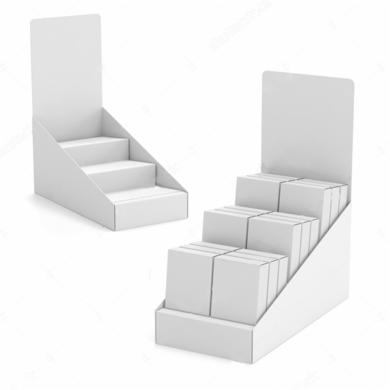 Dwa białe, kartonowe ekspozytory schodkowe, jeden pusty, drugi wypełniony białymi pudełkami, na białym tle.