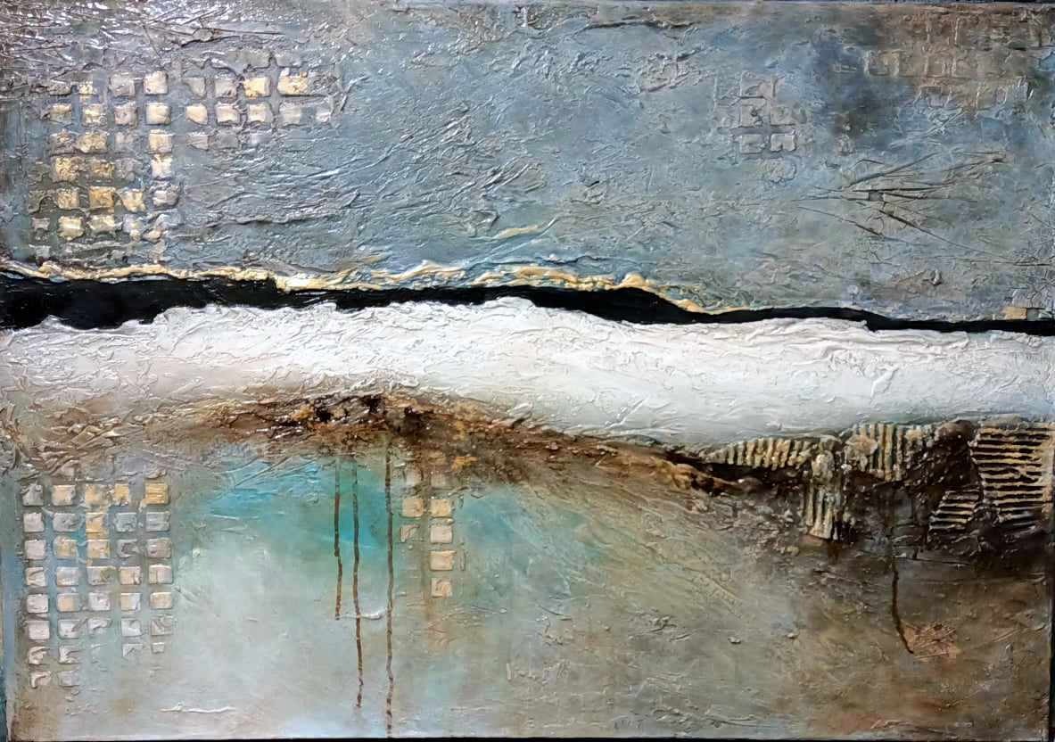 Abstrakcyjny obraz z teksturą, w odcieniach błękitu, brązu i bieli, z wyraźną czarną linią pośrodku i elementami przypominającymi siatkę.