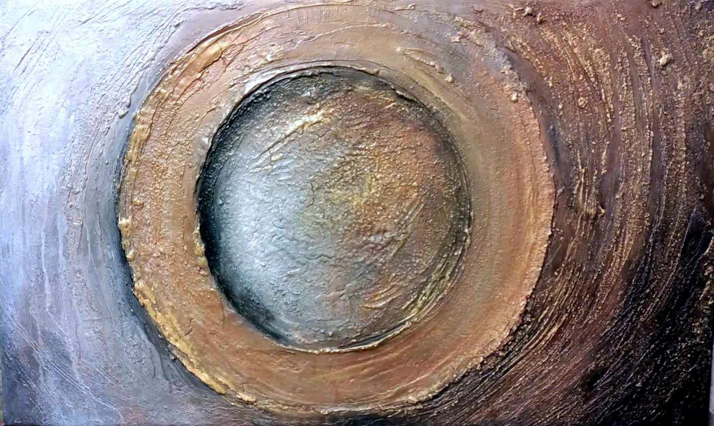 Abstrakcyjna faktura obrazu z wyraźnym, metalicznym okręgiem w centrum i dynamicznymi, brązowo-złotymi smugami na obrzeżach. Wyczuwalna struktura farby i gra światła.