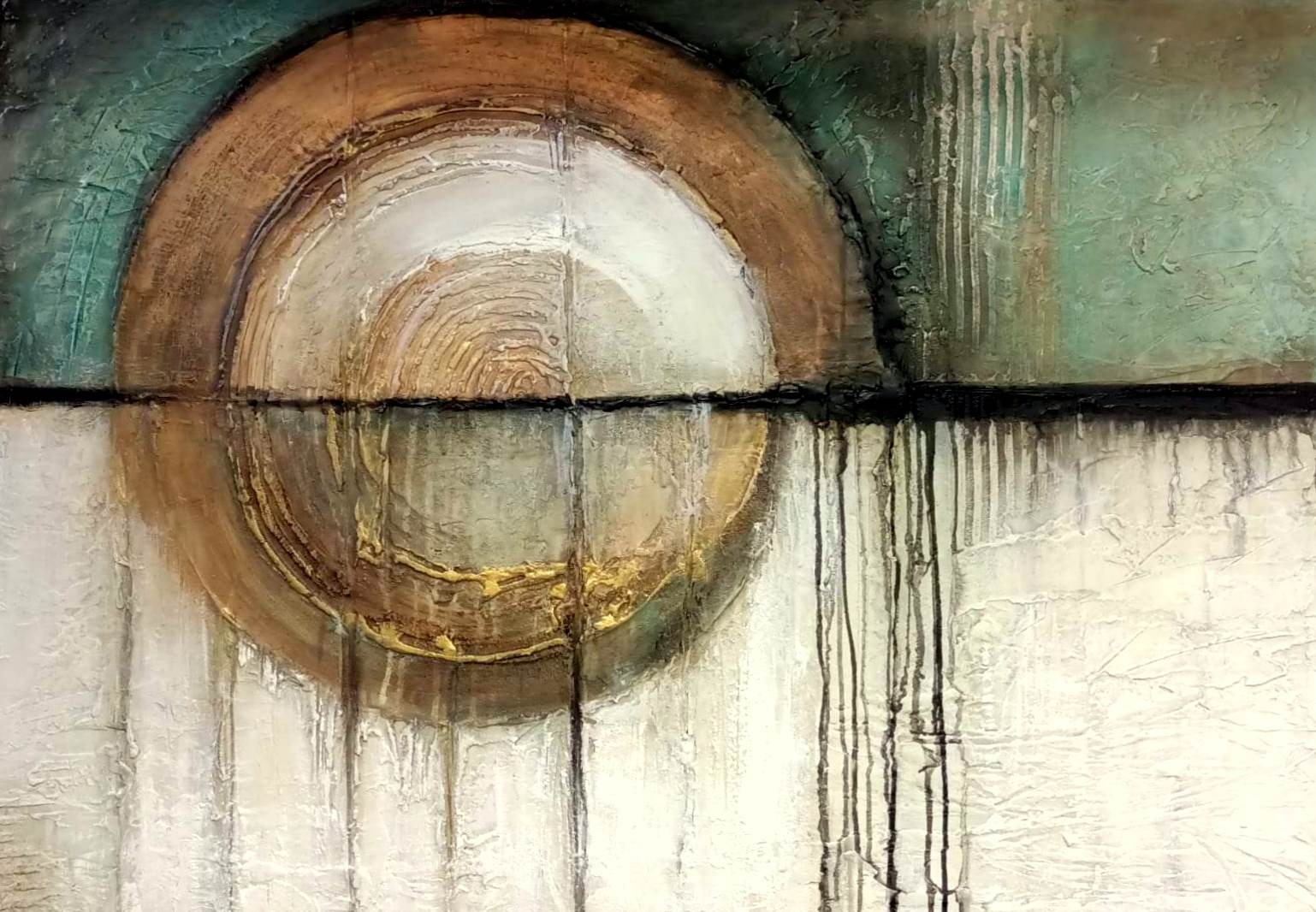 Abstrakcyjny obraz z motywem okręgu w odcieniach brązu, bieli i zieleni, przecięty czarną linią. Widoczne faktury i ślady spływającej farby.