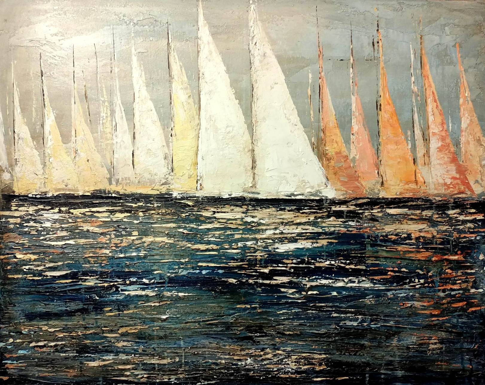 Obraz olejny przedstawiający flotyllę żaglówek na wzburzonym morzu, wykonany techniką impasto z grubymi pociągnięciami pędzla i zróżnicowaną paletą barw.
