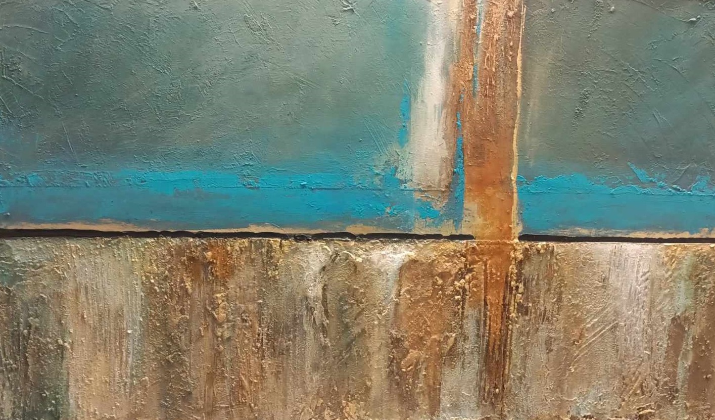 Abstrakcyjne malowidło z teksturą, łączące odcienie błękitu i brązu, z wyraźnym poziomym podziałem i rdzawą pionową linią, tworzące unikalną kompozycję.