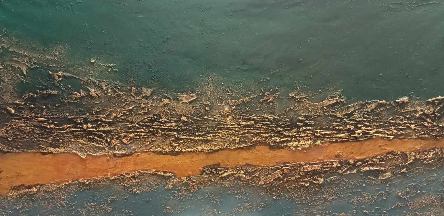 Abstrakcyjna faktura obrazu z zielono-złotymi i pomarańczowymi akcentami, przypominająca krajobraz z lotu ptaka, z wyraźną teksturą i bogatą kolorystyką.