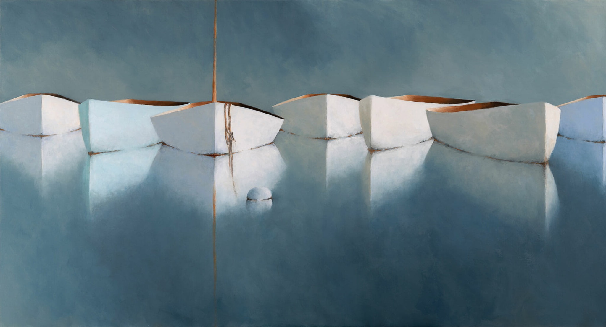 Obraz olejny przedstawia rząd białych łodzi na spokojnej, błękitnej wodzie. Jedna z łodzi ma maszt. Refleksy łodzi w wodzie dodają głębi. Stonowana kolorystyka.