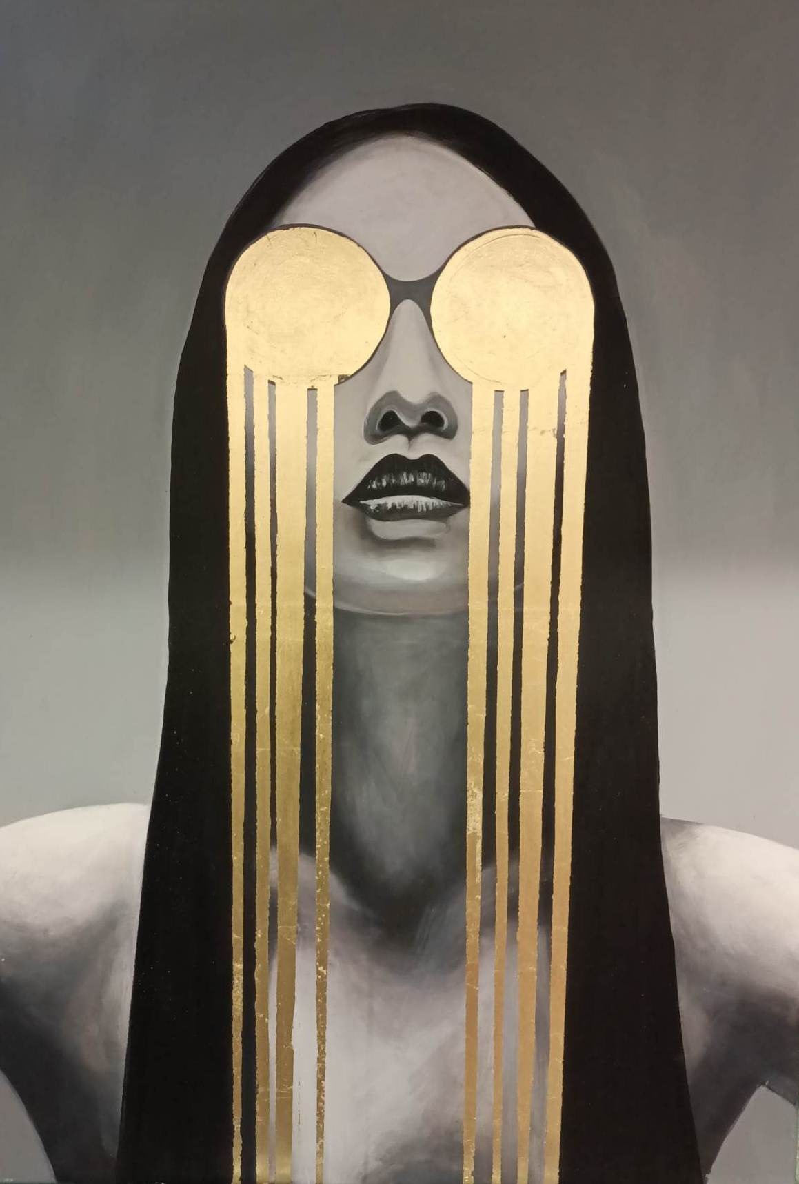 Czarno-biały portret kobiety z złotymi okularami i łzami, malowany na płótnie. Widoczne pociągnięcia pędzla i faktura farby, podkreślające artystyczny charakter dzieła.