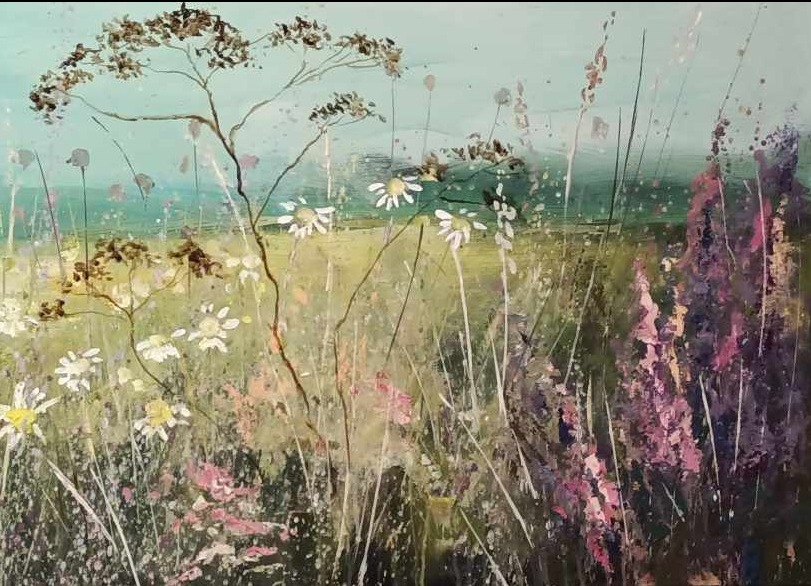 Impresjonistyczny obraz łąki z kwitnącymi kwiatami i trawami, utrzymany w pastelowej kolorystyce z dominującymi odcieniami zieleni, bieli i fioletu.