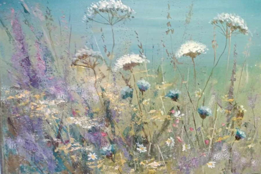 Delikatny obraz olejny przedstawiający łąkę z kwitnącymi ziołami i kwiatami w pastelowych odcieniach fioletu, bieli i błękitu na tle subtelnego, jasnego nieba.