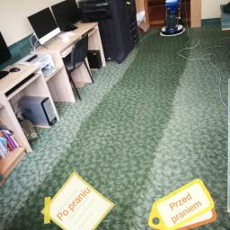 Tw Pro Profesjonalne Usługi Sprzątające - Widok z góry na biuro z maszyną do czyszczenia dywanów i etykietami 'przed praniem' i 'po praniu' na dywanie