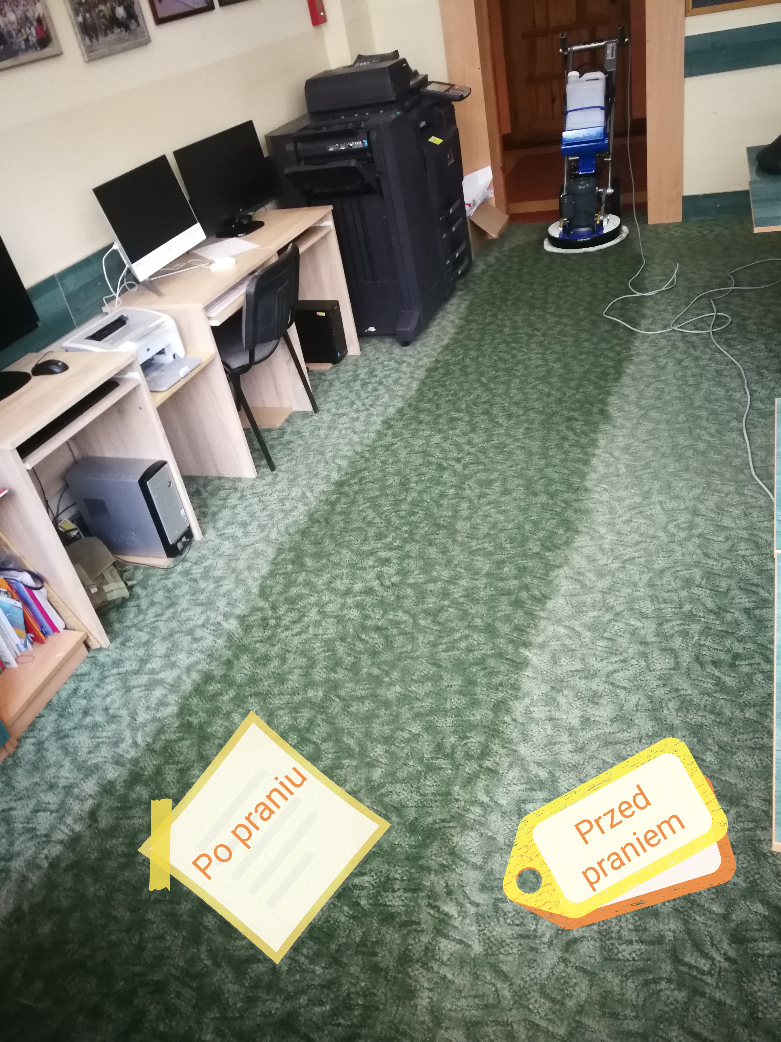 Widok z góry na biuro z maszyną do czyszczenia dywanów i etykietami 'przed praniem' i 'po praniu' na dywanie