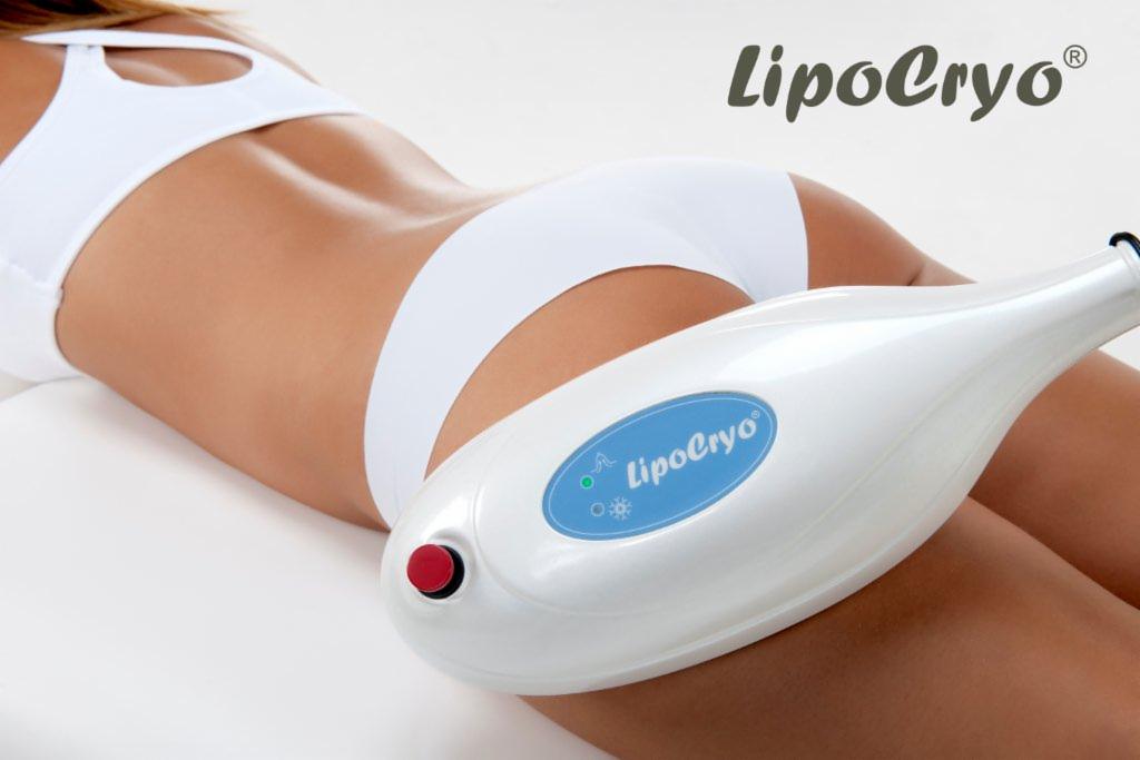 Kobieta leżąca na plecach podczas zabiegu kriolipolizy LipoCryo, widoczny aplikator urządzenia na udzie.