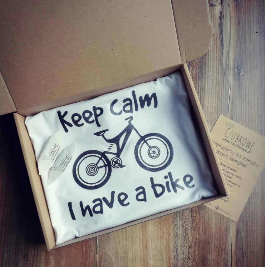 T-shirt z nadrukiem roweru i napisem 'Keep Calm I have a bike' w kartonowym pudełku, wraz z ulotką firmy Czubkowe, dostępny w Dąbrowie Górniczej.