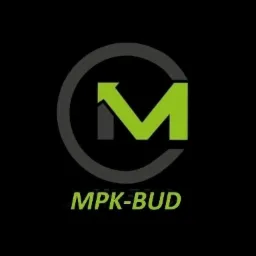Logo firmy MPK-BUD z zielonym symbolem strzałki w kształcie litery M, otoczone szarą obwódką na czarnym tle.