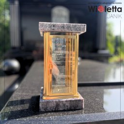 Usługi Kamieniarskie Janik Wioletta - Lampion nagrobny z kamienia i szkła – trwały i elegancki dodatek nagrobny, łączący tradycję z nowoczesnym designem.