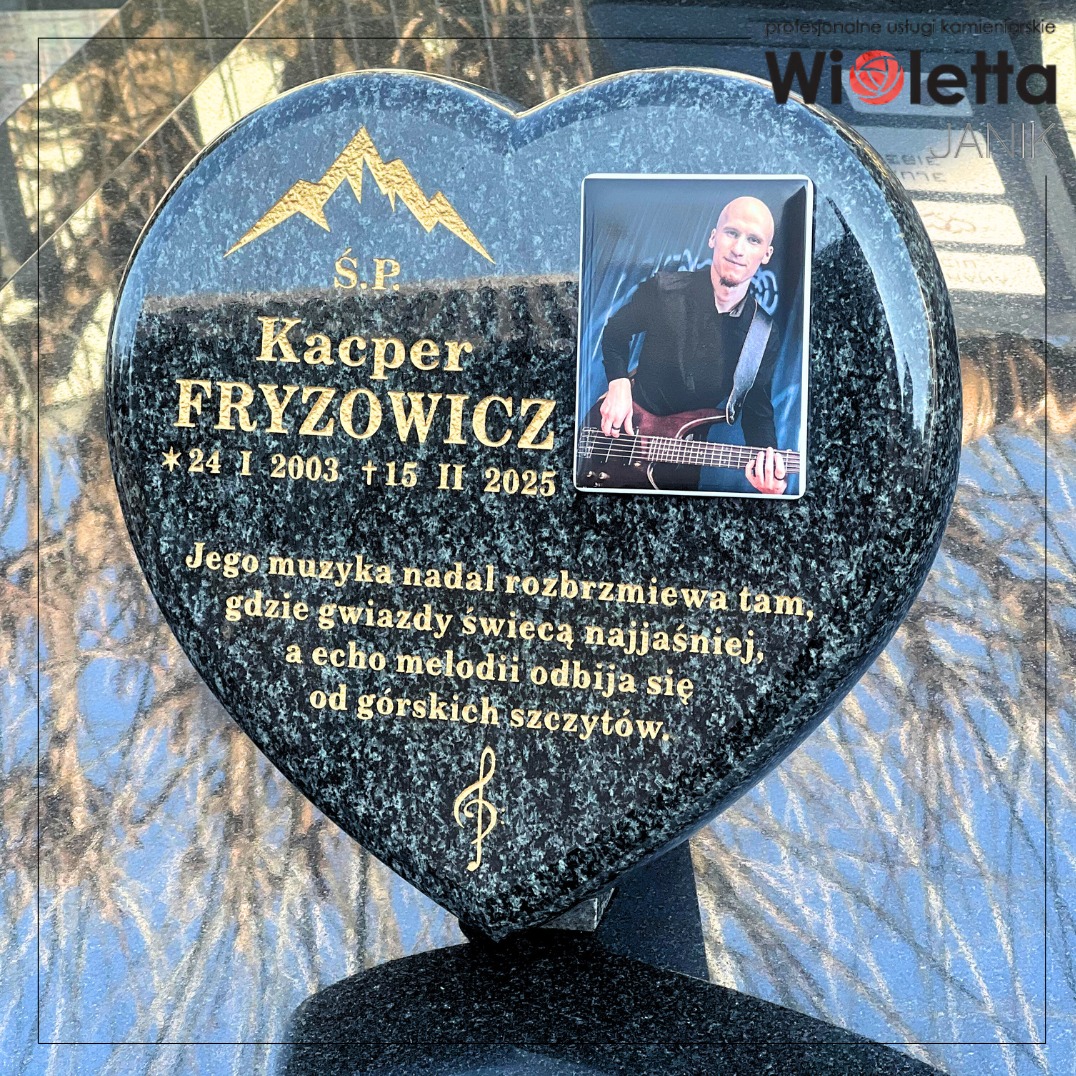 Czarny, sercowaty nagrobek z granitu ze zdjęciem muzyka, złotymi napisami i górskim motywem. Personalizowany projekt upamiętniający Kacpra Fryzowicza.