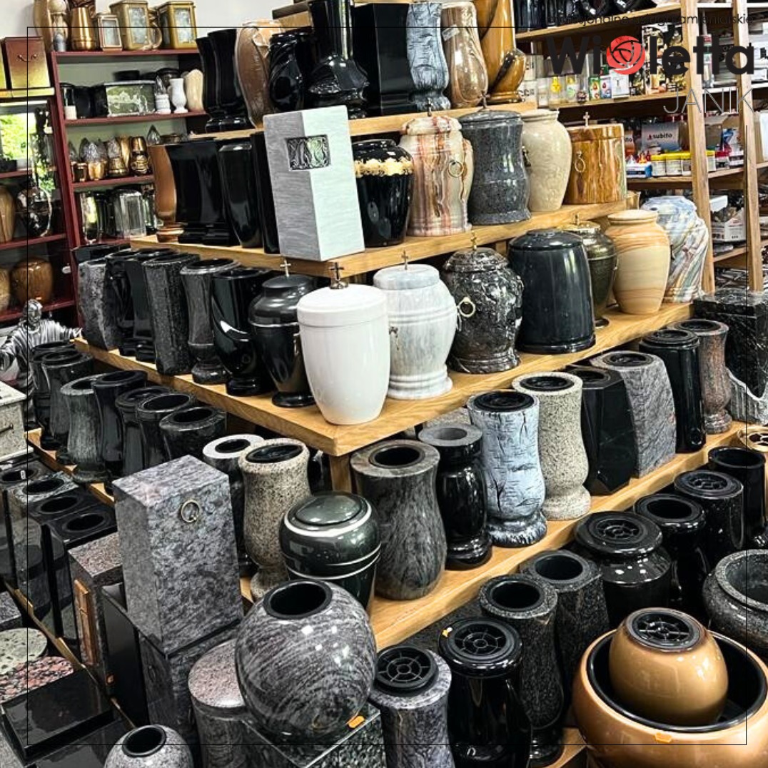 Ekspozycja urn i wazonów nagrobnych w sklepie, różnorodność materiałów i kolorów na drewnianych półkach.